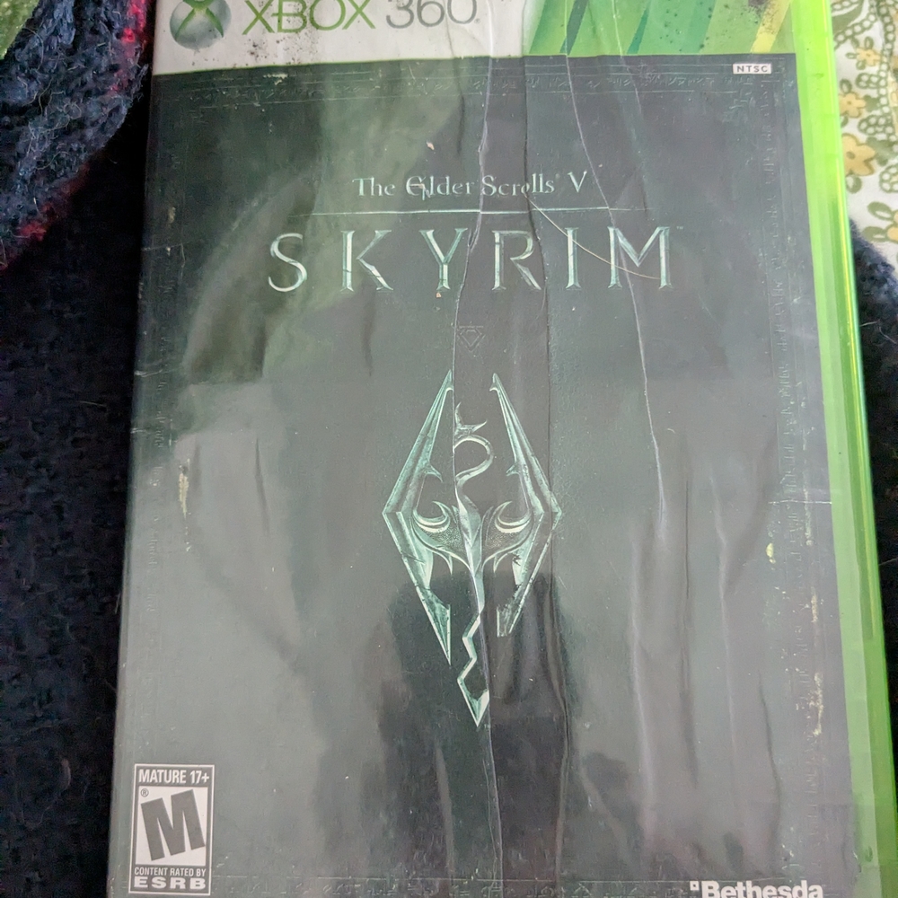 The Elder Scrolls V: Skyrim for Xbox 360 - Green Case